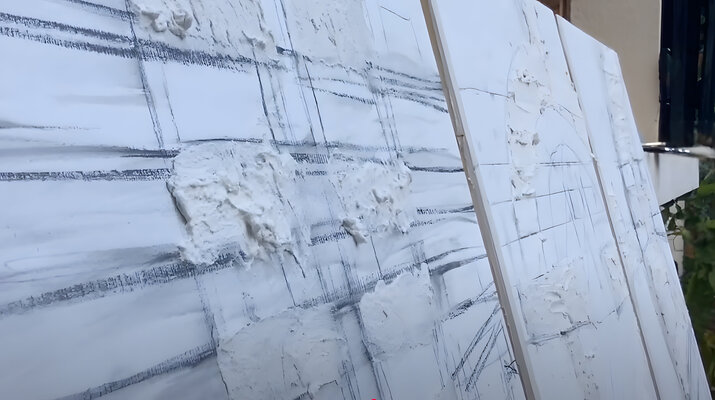 Dominique Favreul in the Studio: Détail des enduits.