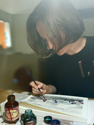 Katharina Stegmeier in the Studio: Konzentriertes Arbeiten mit Tusche und Graphit.