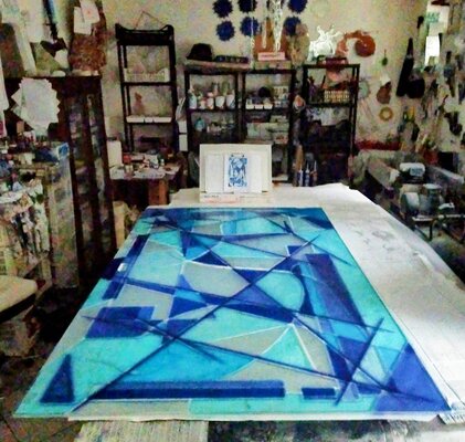 Fiorenzo Belfiore in the Studio: Opera realizzata su lastra di vetro temperato satinato  di mm.10 dimensioni:cm(100×200×1) inserito su portale scorrevole soggiorno.Anno di produzione 2021