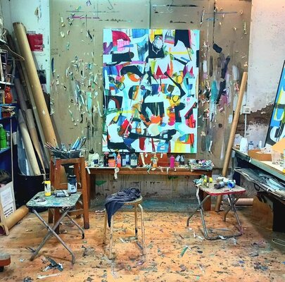 Ricardo Llinares in the Studio: Esta es  una zona del taller donde trabajo las obras de formato mas grande, suelo clavar directamente la tela  en la pared y luego las monto en  bastidor.