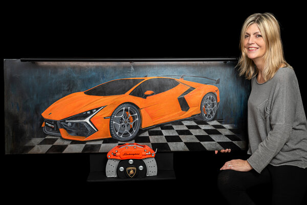 ARTEINDUSTRIALE in the Studio: REVUELTO: Opera straordinaria su arredo navale, illuminata da una lampada di design. Il piedistallo, realizzato con parti originali Lamborghini, ne firma la potenza e l’esclusività.
