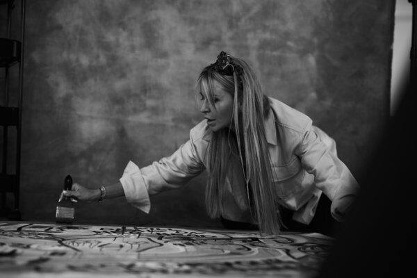 Helena Kaschurow in the Studio: Das Urbane, das Dynamische, das Unvorhersehbare, das Konzipierte aber gleichzeitig das Prozessuale, das Bewegte und das Bewegende. All diese Begriffe lassen sich in der Arbeit von Helena Kaschurow, einer zeitgenössischen Künstlerin aus München, wiede