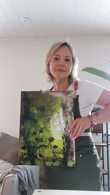 Viktoria Dragon in the Studio: I have completed my work “Whisper of the Grass.” The result fills me with joy and quiet happiness. During the process, I felt so warm and cozy, as if nature itself was sharing its gentle breath with me.