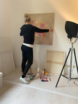 Adriane Dworzak in the Studio: Meine Werke öffnen einen stillen Raum. Einen Ort, an dem Gedanken leiser werden und Emotionen ihren eigenen Rhythmus finden dürfen.