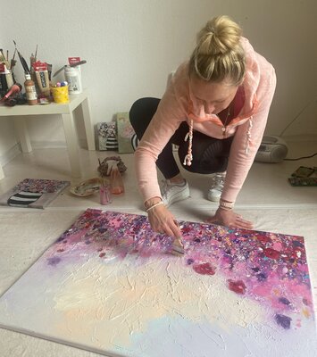 Adriane Dworzak in the Studio: Ich richte mich mit meiner Kunst nicht an den flüchtigen Blick. Sie fordert Präsenz. Sie lädt dazu ein, in einer Welt voller Reize innezuhalten, Perspektive zu finden und Atmosphäre zu erleben.