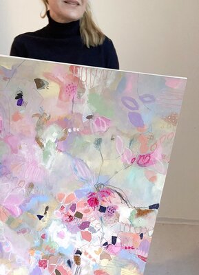 Adriane Dworzak in the Studio: Ich male, um herauszufinden, was im Bild möglich ist. Material, Farbe und Linie stehen in einem ständigen Dialog. Organische Formen treffen auf geometrische, ruhige Flächen auf lebendige Strukturen.