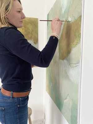 Adriane Dworzak in the Studio: Ich greife ein, übermale, lasse stehen – solange, bis sich eine Spannung einstellt, die trägt. Ein Bild ist für mich dann fertig, wenn es nicht mehr „stimmt“, sondern wirkt.