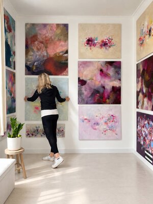 Adriane Dworzak in the Studio: Meine Werke hängen im Atelier zur Besichtigung bereit.