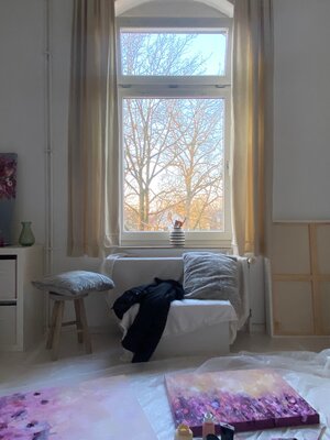 Adriane Dworzak in the Studio: In meinem Atelier benutze ich Wände, Staffeleien und den Boden, um kreativ arbeiten zu können. Helligkeit und Wärme spielt in dem Raum für mein Schaffen eine entscheidende Rolle, genauso wie Musik.