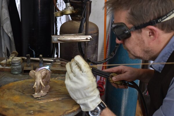 Heinrich Filter in the Studio: Assembling and finishing the sculpture -welding and fettling