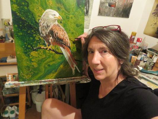 Anja Semling in the Studio: Im Atelier an der Staffelei beim Malen eines Vogels auf Fluidart-Hintergrund