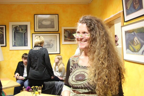 Hjalmar Thelen in the Studio: Dr. Kirsten Thelen, Vertreterin des Nachlasses von Hjalmar Thelen, im Offenen Wohnzimmer (Foto: Sonja Thelen)