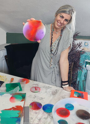 Patricia Caldevilla in the Studio: resina epoxi y abstracción