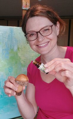 Marina Burgenmeister im Studio: Mit ätherischen Ölen tauche ich im Atelier voll und ganz in die Natur ein -hier mit Zirbenholzduft!