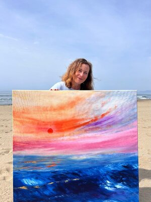 Sonja Kalmanfi in the Studio: In 2025, I spent several months in Torre di Mare, where I created the series ‘Light and Colour of the Cilento Coast’. The paintings are inspired by the region’s unique light and atmosphere, with the Amalfi Coast visible on the horizon.