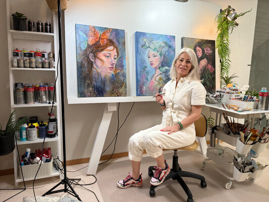 Nathalie Perler in the Studio: Dans mon atelier, travaillant sur 3 tableaux en même temps