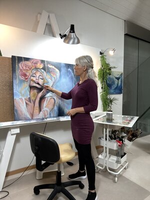 Nathalie Perler in the Studio: Concentrée sur mon tableau, je donne vie à mes idées dans l'atmosphère inspirante de mon atelier à Chernex