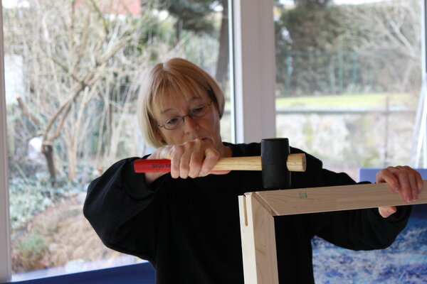 Ulrike Schmelter in the Studio: Keilrahmenbauen ...