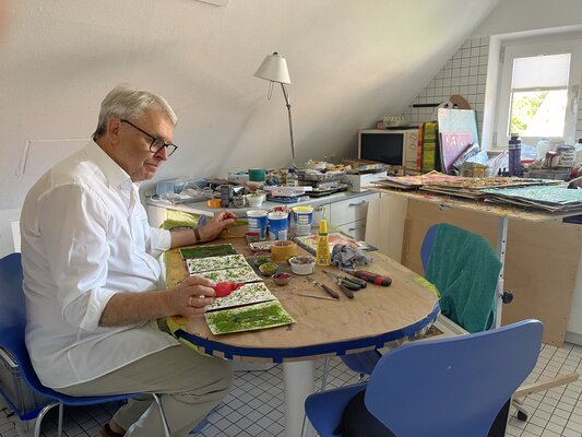 Joerg Vollstedt in the Studio: Bei meiner Arbeit in meinem kleinen Atelier