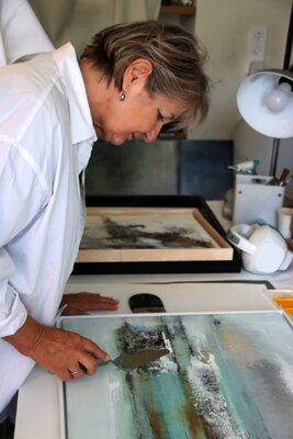 Irmgard Risch in the Studio: Konzentriert an der Arbeit