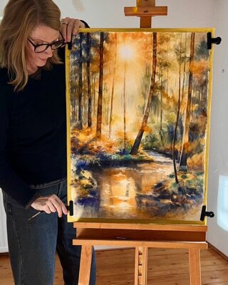 Annett Coumont in the Studio: Zeitgenössische Künstlerin Annett Coumont mit einem Kunstwerk in ihrem Atelier