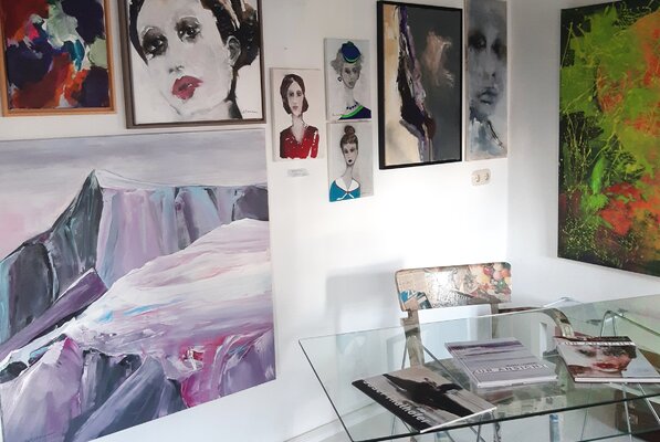 Monika Lehmann in the Studio: Blick in die Galerie im Künstlerhaus Reichling - Kunst von Monika Lehmann - Werkreihe "FACES" und "GLETSCHER"