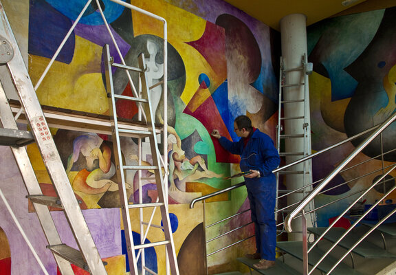 Rodolfo Navarro García in the Studio: Pintando el mural «Interior II» de 60 m2 en un edificio en Vlencia. La obra es una sección del cuadro de 1000 m2 expuesto en la Gran Muralla China de Pekín en el año de las Olimpiadas (2008).