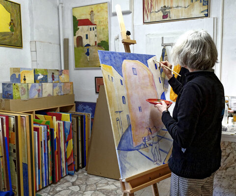 Sabrina Catowiez in the Studio: Sabrina Catowiez in ihrem Atelier, malend