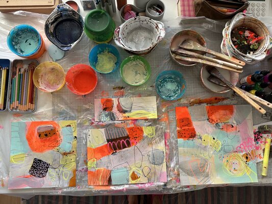 Huanita Vidicek in the Studio: Arbeit an einer Papierserie