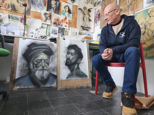 Jeff Haagensen in the Studio: Grafite , charcoal and soft pastel on paper
