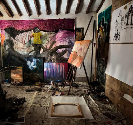 Elidon Mucaj in the Studio: Questa è una foto del mio studio, il mio regno, il mio spazio: caotico, intriso di olio e trementina. Un luogo che mi permette di concentrarmi e di entrare nel flusso creativo.