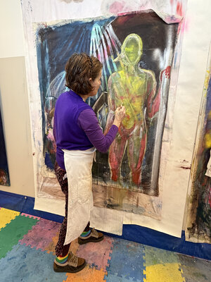 Christiane Caroline Möller in the Studio: Im Atelier in Itzehoe. Meine Arbeiten entstehen in Schichtungen und Überlagerungen. Der Prozess bleibt sichtbar – die Figur wird nicht konstruiert, sondern freigelegt.