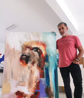 Luís Bastos in the Studio: "The Informe" and the artist.