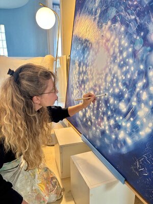 SUSANA MAZZARINO JIMENEZ im Studio: Susana Mazzarino during a studio session, channeling luminous forms through traditional acrylic medium
