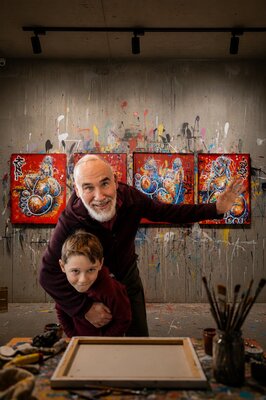 Kaza in the Studio: Devant des tableaux de la série "LOLA" avec mon fils