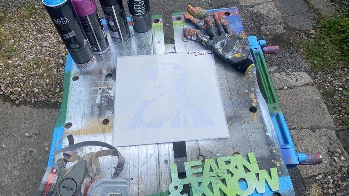 Steit Slings in the Studio: Working Outside with Grafitti paint