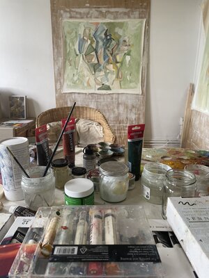 Ana Fuchs in the Studio: Estudio, mesa de trabajo