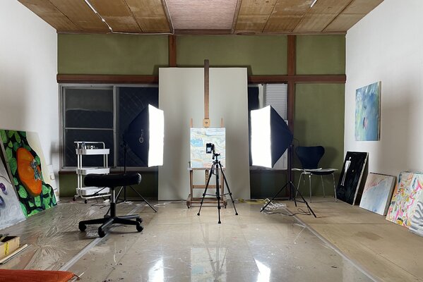 Hirofumi Miyauchi (Andecian) in the Studio: Professional-grade photography equipment (Camera: Ricoh GR3)