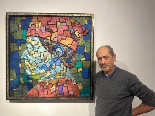 Nunzio Capece in the Studio: Capece ritratto con l'opera in bassorilievo ispirato al duca di Urbino di Piero della Francesca, emblema della mostra "Hybrida" al Museo Archeologico di Potenza