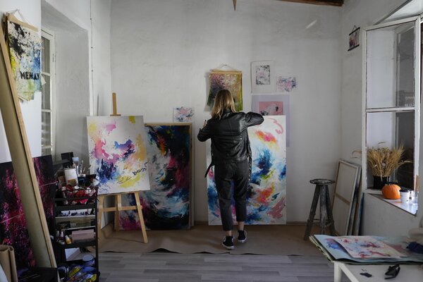 Nataliia Chebarkova in the Studio: Mornings often begin with Cypriot coffee and practicing Greek with a local gallerist, while the shared courtyard becomes a meeting place for conversations about art with fellow artists and curators.
