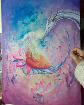 Betina Marker in the Studio: "Conversaciones nocturnas" es un viaje al mundo de los sueños. Representa el diálogo íntimo entre nuestra esencia y la sabiduría interna, simbolizada por el dragón. Con una atmósfera de luces y transparencias, busco capturar ese momento sagrado.