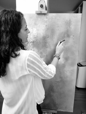 Elena Acero Artista in the Studio: Creando entre capas de sensaciones y color