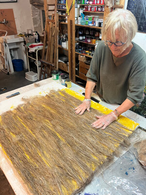 HELENE DAVID-DUBRANA in the Studio: Mise en place de fibres de lin peignées sur un châssis,  avant imprégnation par des pigments