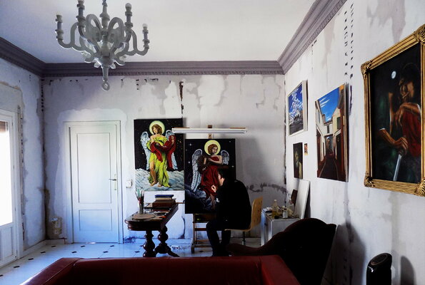 Antonio Fellini in the Studio: Antonio Fellini en su estudio, pintando la serie de ángeles.