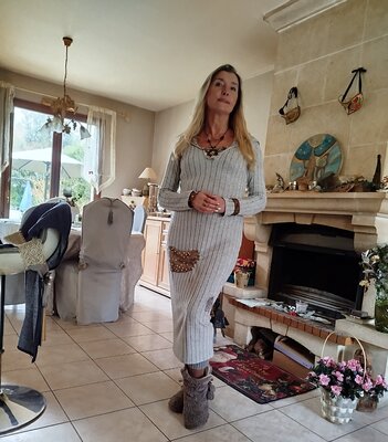 Monika Podsadna in the Studio: Dans mon Univers créatif en ce Jour 🙂🩷 Je peux évidemment créer des médaillons sur commande avec vos animaux préférés par exemple ou selon la photo que vous m'aurez envoyé