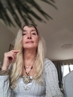 Monika Podsadna in the Studio: Création ancienne en pâte Fimo et une fleur argentée ( Peinte en Bronze)
