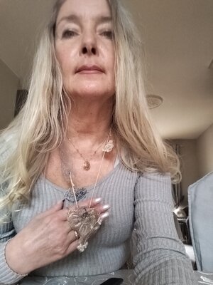 Monika Podsadna in the Studio: Avec mon médaillon (en pâte Fimo & dentelle créé récemment)créé récemment