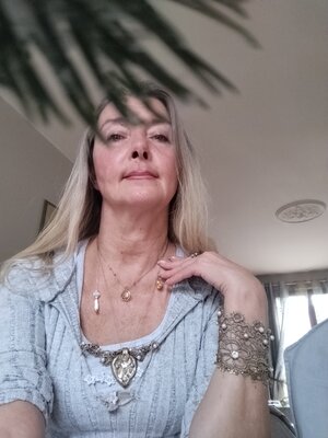 Monika Podsadna in the Studio: Avec mon pendentif créé auparavant ( petit cœur avec perles, nacre de perles, ambre
