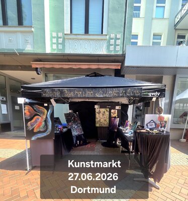 Lena Luzius in the Studio: Kunstmarkt am 27.06.2026 im Rahmen des Kultursommer Dortmund Hörde. Künstlerische Arbeit wird oft unterschätzt. Doch wir arbeiten weiter daran, Sie zu überzeugen, Ihnen durch Kunst innere Ruhe zu schenken, selbst wenn wir dafür stundenlang im Freien 
