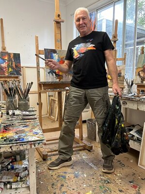 Francesc ORENCH in the Studio: “Concibo la pintura como un equilibrio entre la razón y la intuición, un juego de aparición y desaparición donde la materia y el color fluyen para revelar el misterio de lo indefinido. Mi deseo no es mostrar una realidad estática, sino invitar al esp